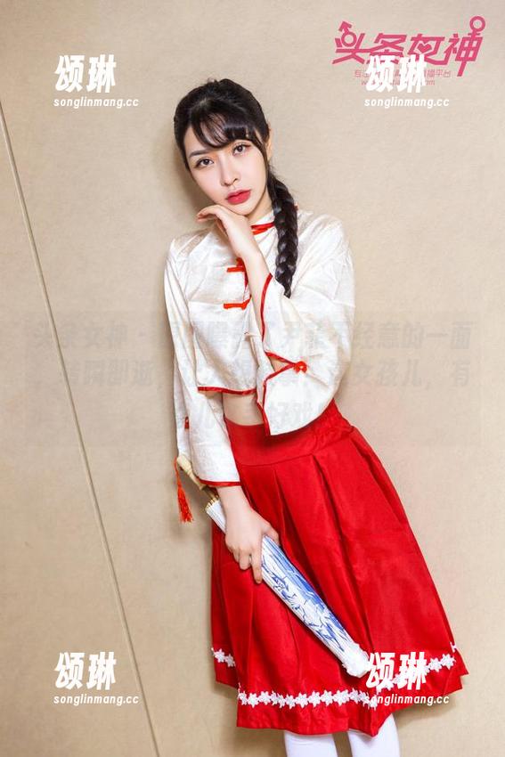 头条女神-尹菲 头条女神 - 原图曝露了尹菲不经意的一面,转瞬即逝,让人想鼓掌!这女孩儿,有点儿拿手好戏!