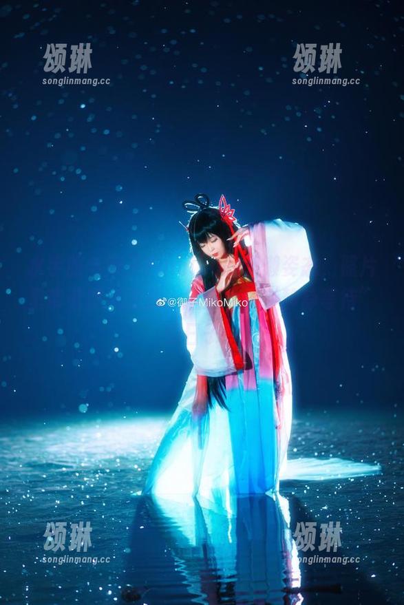 水手服与御子Yumiko的慵懒姿态，照片里带着微风来袭，挺适合做“静静等待”的日子！