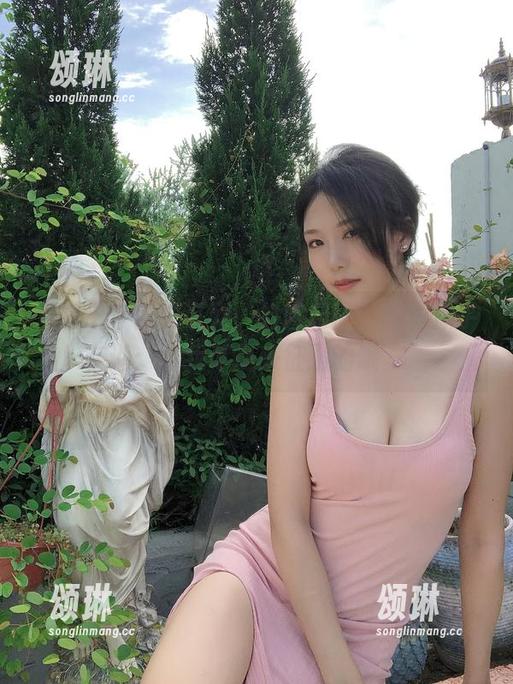 抖娘利世 观看这个内衣系列,抖娘利世的眼神似乎在说:“我可是来征服的哦。”