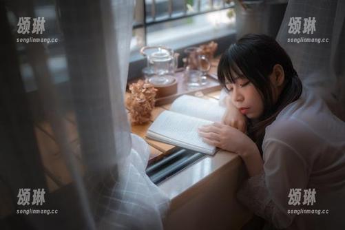 无颜小天使wy 图片中的无颜小天使wy泳衣,想说一点,再加点水花如何?