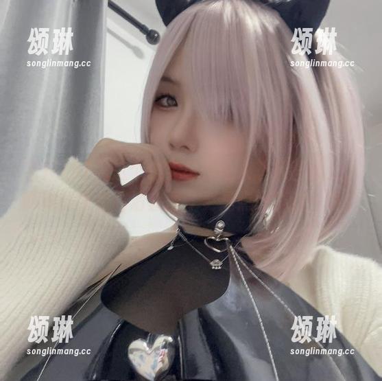 末夜787 末夜787,这个名字总是让人想起些什么,而她的裸足高清套图,更是点燃了这一切。