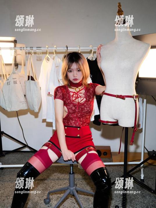 柒柒不可爱写真：晚间约会图册里的微妙态度，果然很会玩。