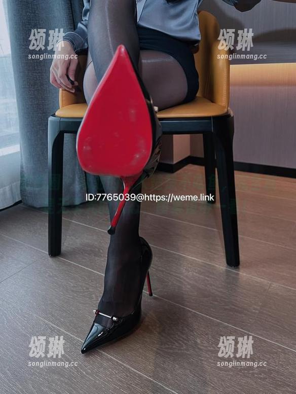 楚楚不吃鱼 微密圈 - 泳池的迷人楚楚不吃鱼,完全就是无圣光的状态,图集值得一看!