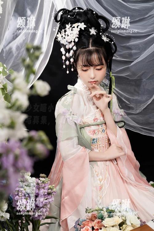 爆机少女喵小吉的“尼尔机械纪元”最新写真集，真想学着转圈，嘿嘿。