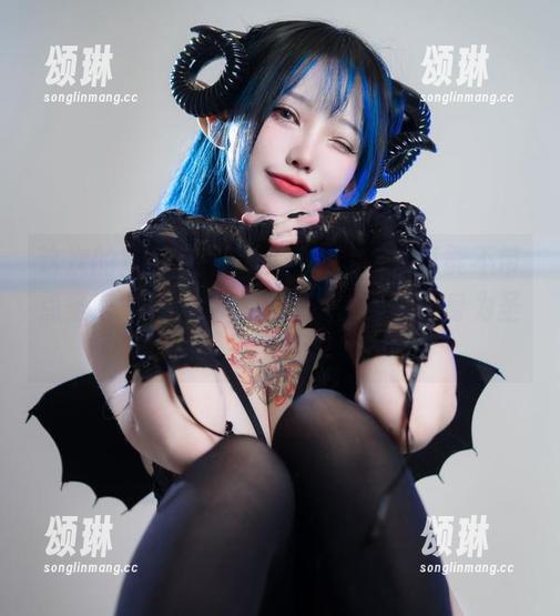 狐洛洛子 这次的定制图集,狐洛洛子怎么可能不带点圣诞气息?期待她教我们如何化身为圣诞精灵!