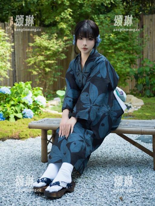 在玉汇yuuhui的定制写真里，裤里丝成了主角，这搭配也太妙了吧！