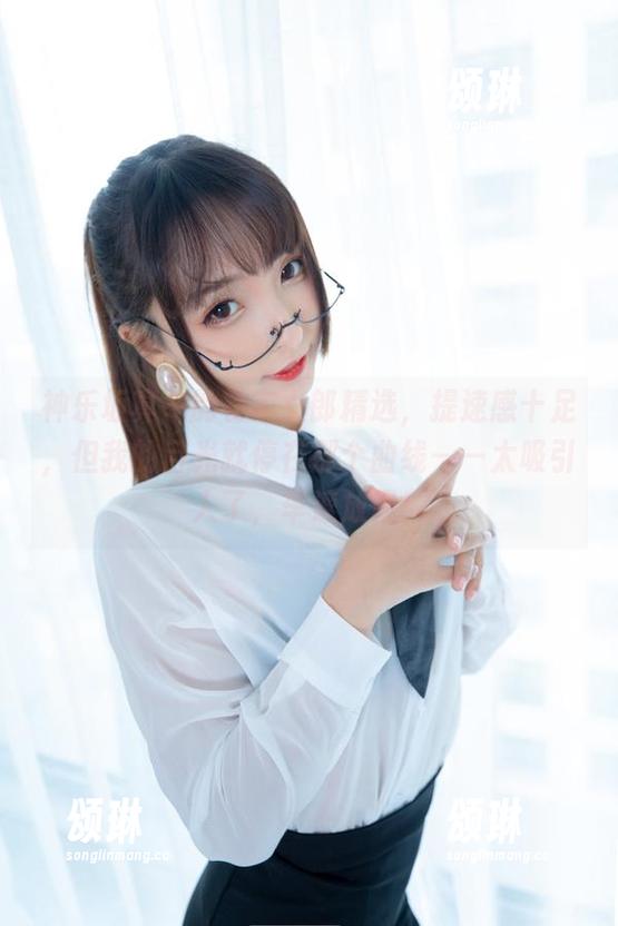 神乐坂真冬的赛车女郎精选，提速感十足，但我的目光就停在那个曲线——太吸引人了，车速放慢！