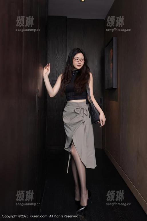 秀人网-卓君Jeanes 秀人网 - 这不是一般的定制,卓君Jeanes的吊带图片让我停留在边缘