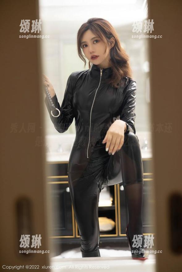 秀人网 - 糯美子mini的制服合辑：书本还是道具？这取决于你怎么想！