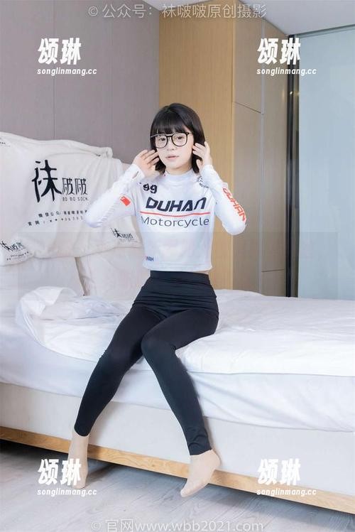 袜啵啵-小沫 袜啵啵 - 小沫最新图册:校服裤里的丝,是亮眼的还是抢眼的呢?
