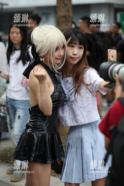 魔镜街拍-玲玲 魔镜街拍 - 玲玲街拍:这车展是我一个人的,高清美图倒是很有意思。