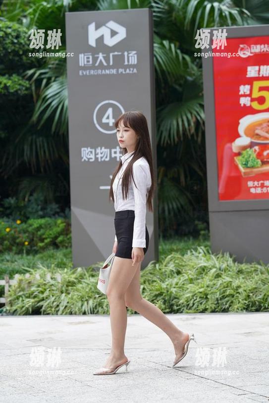 魔镜街拍-芝芝 魔镜街拍 - 芝芝的蓝色泳衣,图片精选里的每个角度都迷离得让人心痒痒的