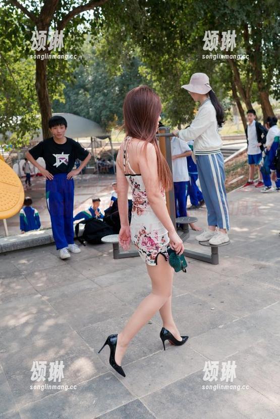 魔镜街拍：原图里的热裤姑娘，什么时候能用她的魅力拉我入伙，联系我们的周末活动！